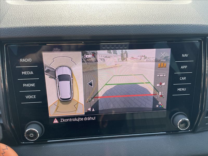 Škoda Karoq 1,5 TSi 110kw SPORTLINE 1maj C - fotka 18 z 36