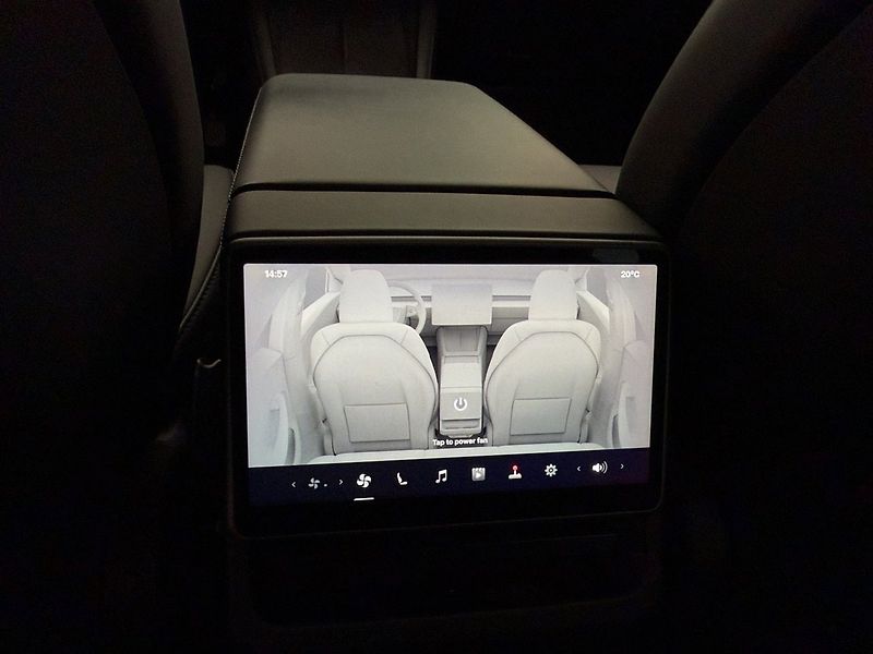 Tesla Model 3 Long Range AWD Highland Tažné - fotka 9 z 25
