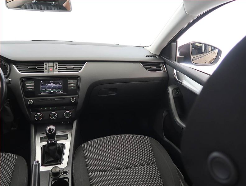 Škoda Octavia (2015) 1.6 TDI, Tempomat - fotka 8 z 18