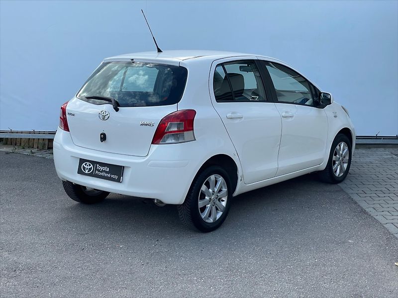 Toyota Yaris 1,0 Dream - fotka 6 z 15