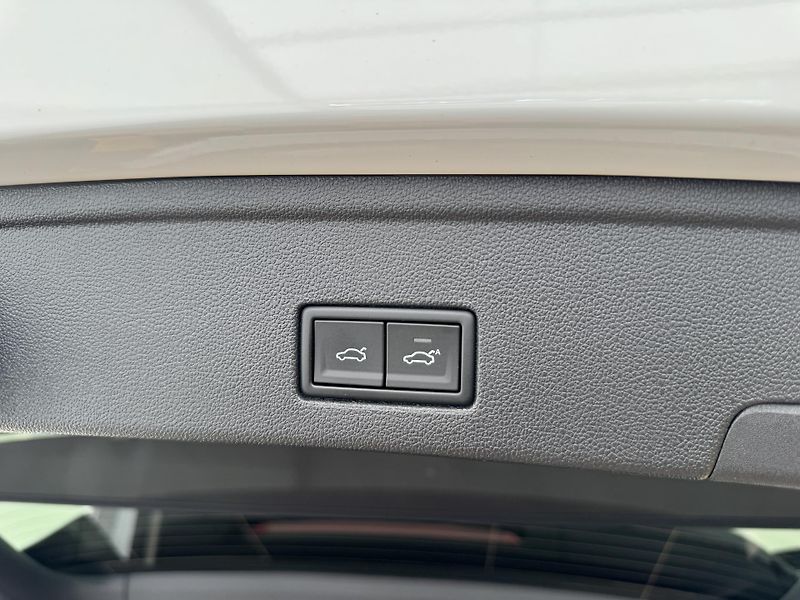 Volkswagen Touareg 3.0Tdi*1-MAJ*DPH*R-LINE*PANO* - fotka 15 z 48