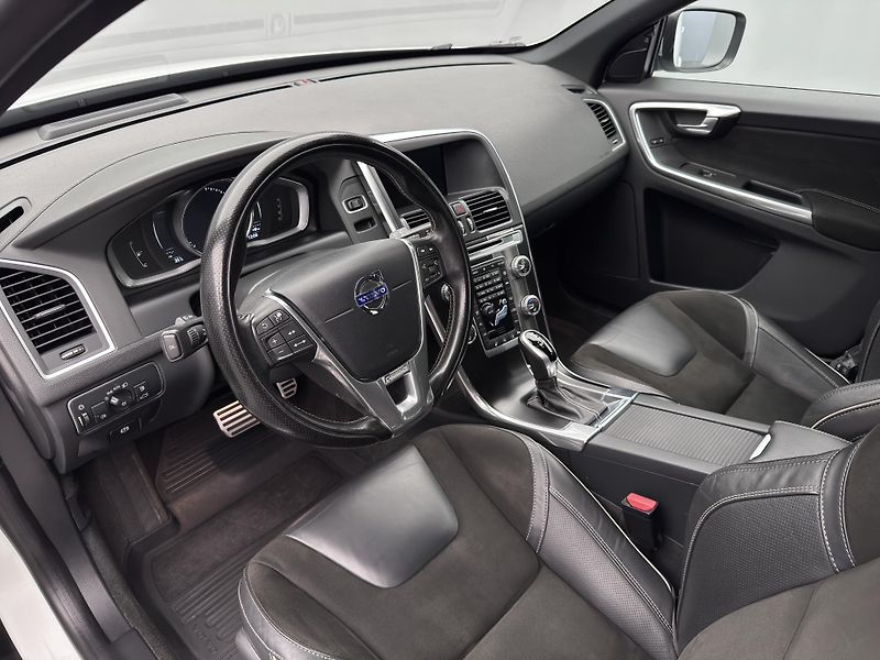 Volvo XC60 D4 R-DESIGN AUT - fotka 19 z 46