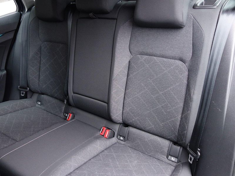 Volkswagen Golf (2021) 1.0eTSI 81kW DSG -VÝBAVA-LED - fotka 33 z 40