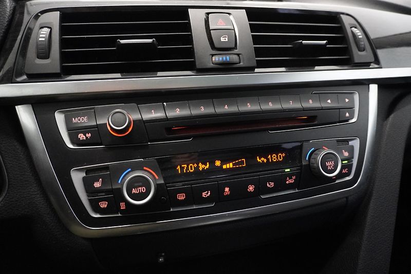 BMW Řada 3 320i LUXURY LINE AUTOMAT - fotka 17 z 35