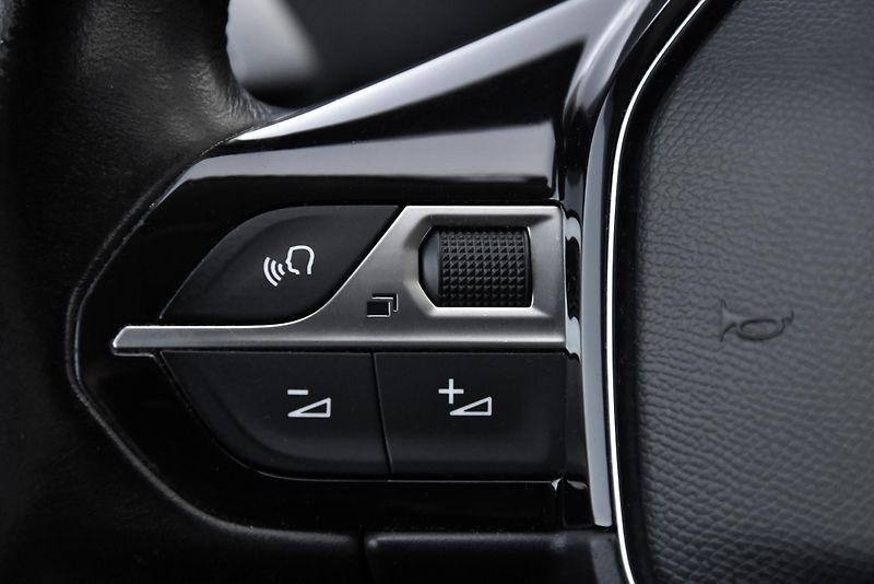 Peugeot 5008 2.0 HDi,7MÍST,LED,NAVI,KAMERA - fotka 12 z 50