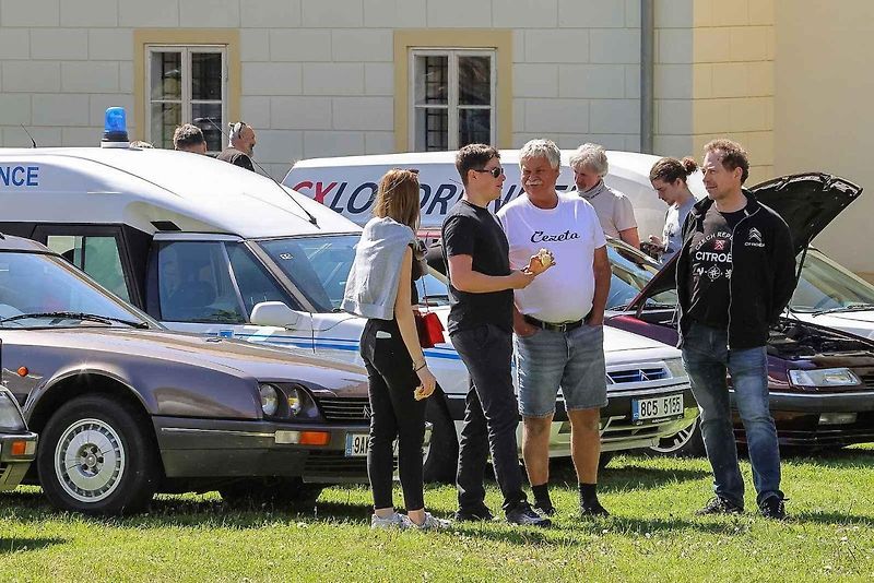Jarní koulení - sraz automobilů a příznivců značky Citroën na zámku ve Svojšíně na Tachovsku.