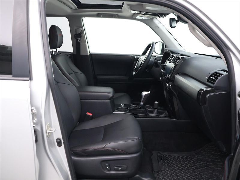 Toyota 4Runner 4,0 L V6 202kW 4WD AUT LED - fotka 12 z 28