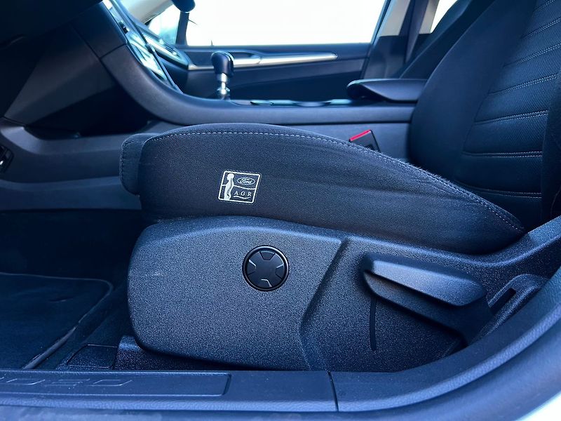 Ford Mondeo (2021) 2.0 TDCi-TAŽNÉ-VYHŘEV.S - fotka 16 z 48