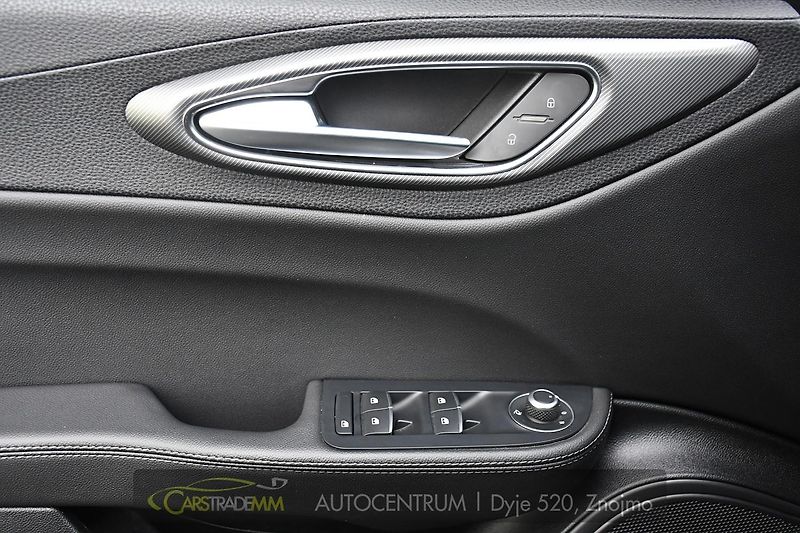 Alfa Romeo Giulia 2.0T 16V 206kW VELOCE AT8 Q4 - fotka 26 z 53