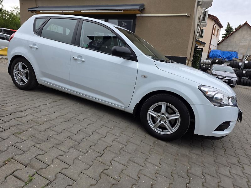 Kia Ceed (2011) 1.4-NÍZKÉ KM-1.MAJ.!!!-KLIMA - fotka 5 z 18