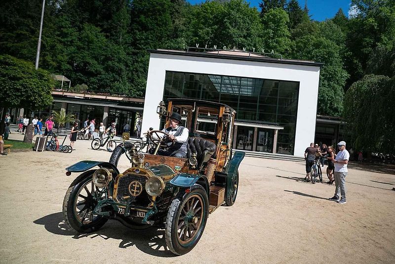 Automobilové skvosty byly k vidění v sobotu v lázeňském městě, kde se při závěru akce Concours d’Elegance Luhačovice 2026 představilo více než 50 historických automobilů z několika evropských zemí.