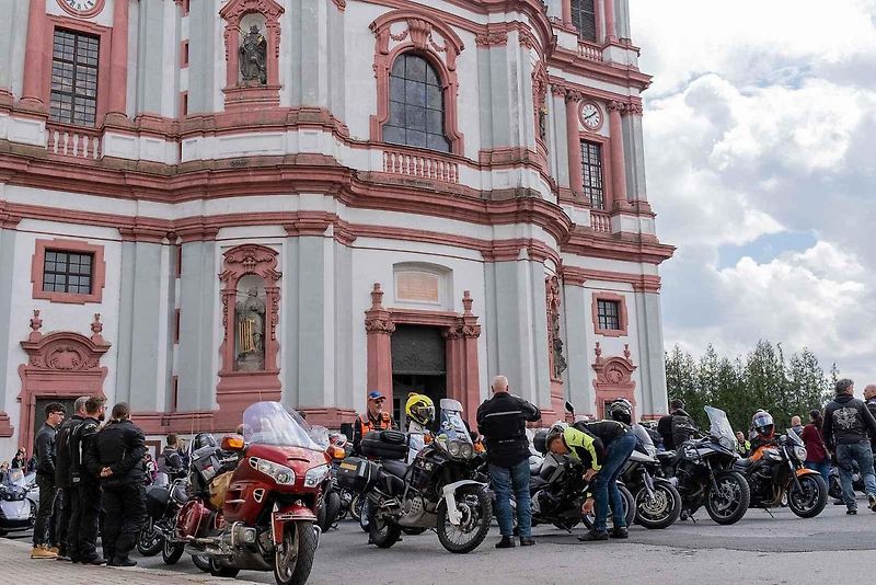 Motorkáři se sjeli na žehnání v bazilice v Jablonném.