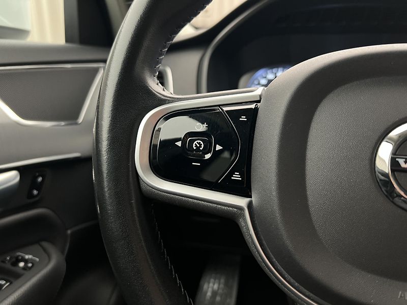 Volvo XC90 B5 AWD MOMENTUM AUT CZ - fotka 23 z 37