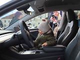 Vozový park Městské policie Tábor jako první v republice rozšiřil elektromobil Tesla Y zhruba za 1,3 milionu. Oficiální představení zásahového vozu veřejnosti se uskutečnilo ve středu 20. listopadu odpoledne na Žižkově náměstí.