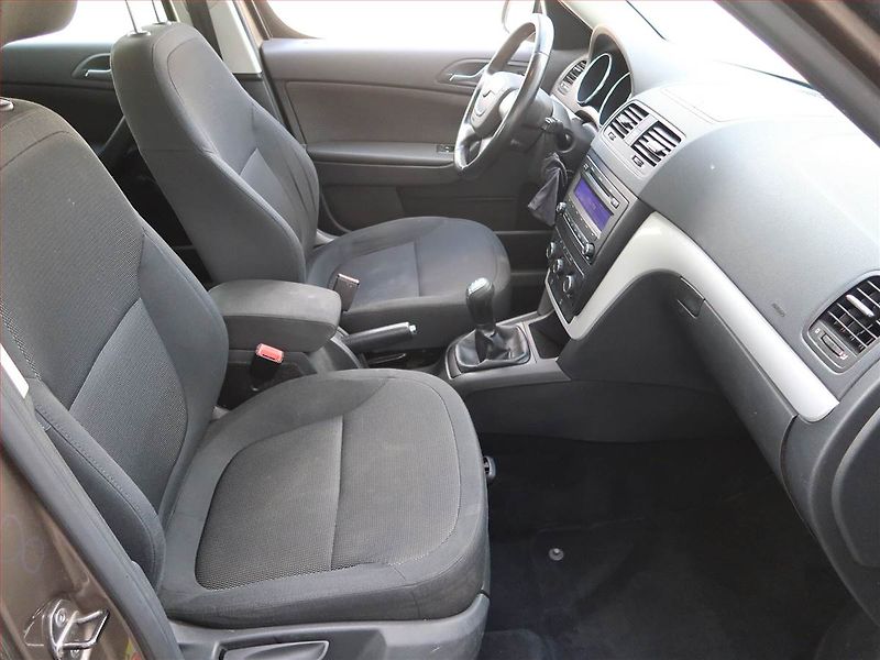 Škoda Yeti (2010) 2.0 TDI, 4X4, Tempomat - fotka 9 z 17