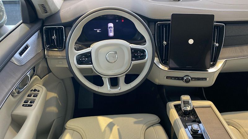 Volvo XC90 (2026) ULTRA BRIGHT, B5 AWD, 184+10 k - fotka 9 z 15