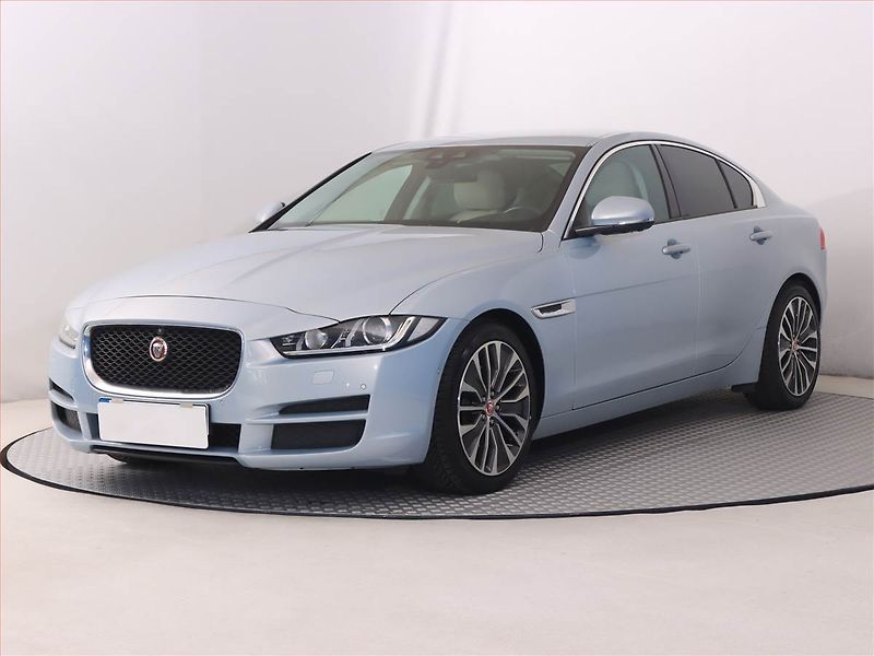 Jaguar XE (2015) E-Performance, Navi, Xenony - fotka 2 z 21