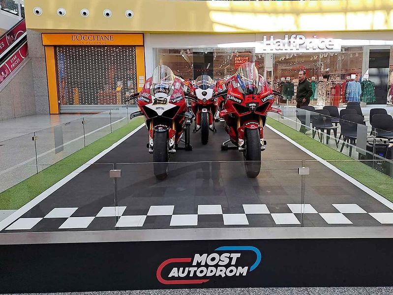 Výstava motocyklů Ducati je k vidění v obchodním centru Olympia Brno v Modřicích. Návštěvníci centra si mohou prohlédnout celkem šestatřicet exponátů, od nejstaršího z roku 1949 po nejnovější.