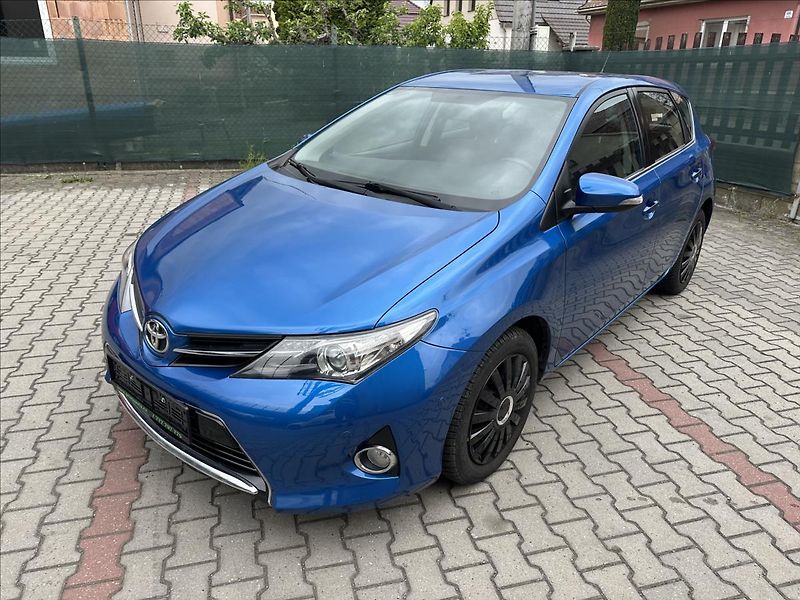Toyota Auris 1,6 EXCLUSIVE - fotka 11 z 28