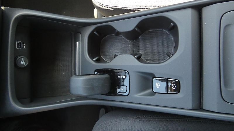 Volvo XC40 B4 mHEV AWD aut. Momentum Pro - fotka 16 z 22