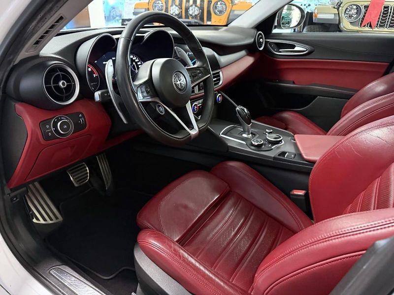 Alfa Romeo Giulia (2017) 2.0 T 280k AT8 ZF Q4 4x4 Veloc - fotka 6 z 20