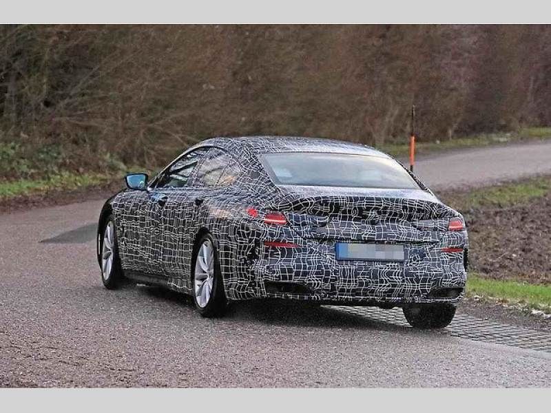 Zamaskovná testovací mula BMW řady 8 Gran Coupé.