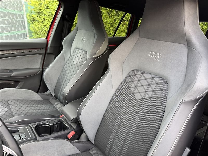 Volkswagen Golf VIII 1.5 TSI R-Line DSG - fotka 17 z 23