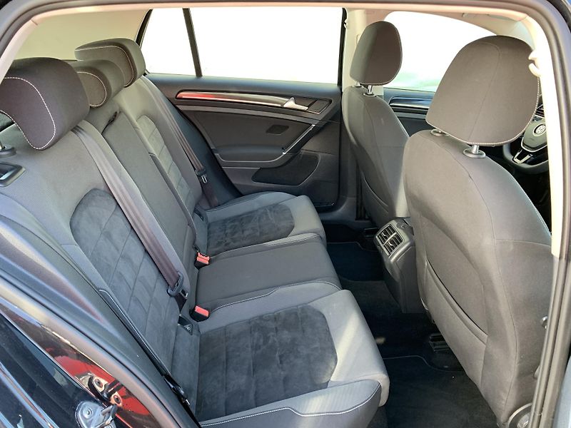 Volkswagen Golf Highline 1.6TDi 77kw DSG ALU - fotka 33 z 48