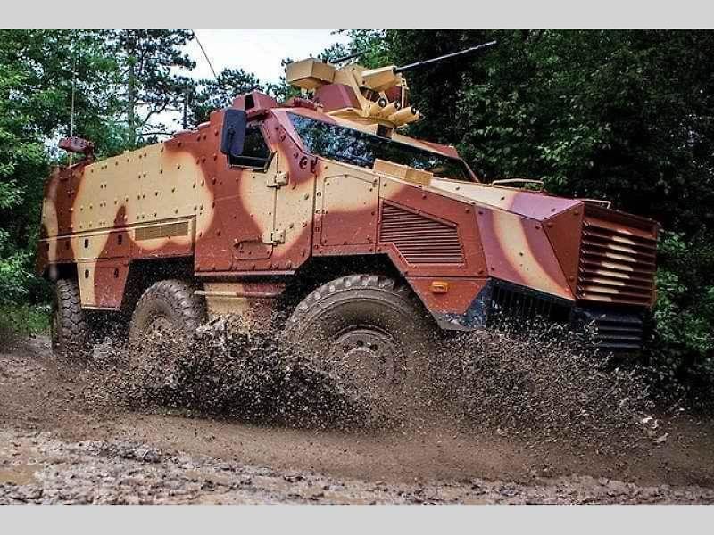 Kolový obrněný transportér Titus na podvozku Tatra 6x6.