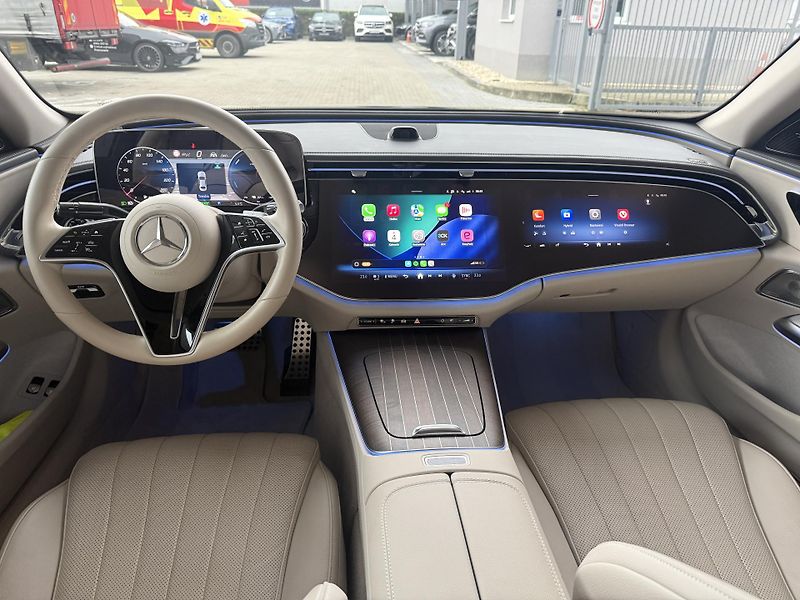 Mercedes-Benz Třídy E (2024) 300e sedan 4MATIC - fotka 21 z 40