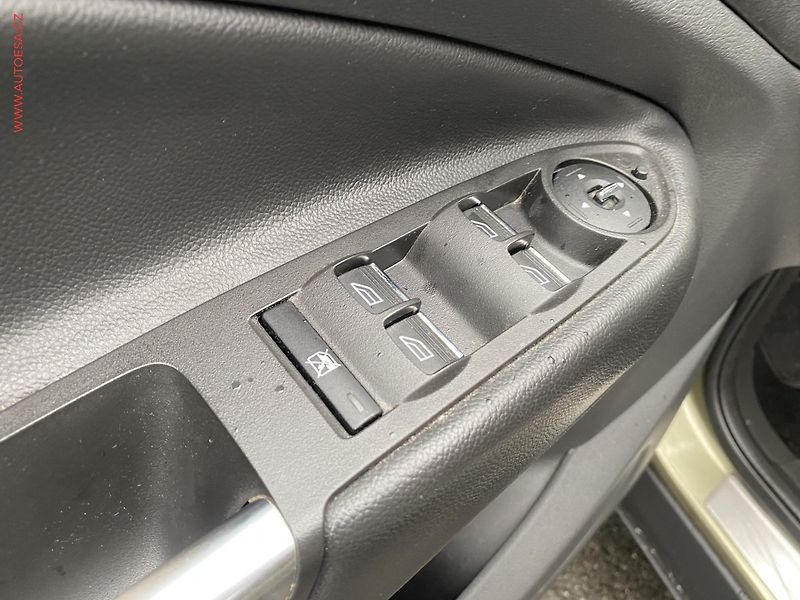 Ford Kuga (2013) 2.0 TDCi 4x4, ČR, Titanium - fotka 13 z 16