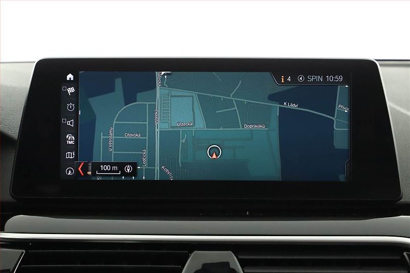 BMW Řada 5 (2017) 530d xDrive, 4X4, Automat - fotka 15 z 21