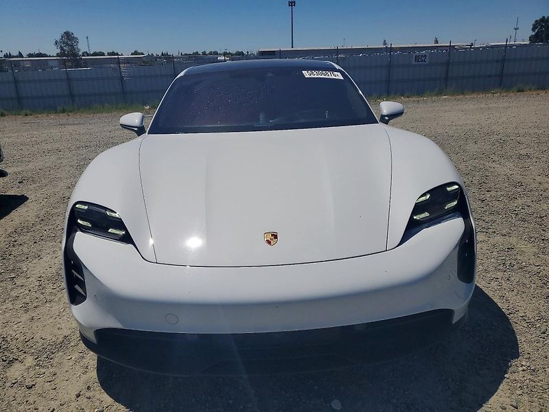 Porsche Taycan (2022) Auto na cestě - fotka 5 z 12