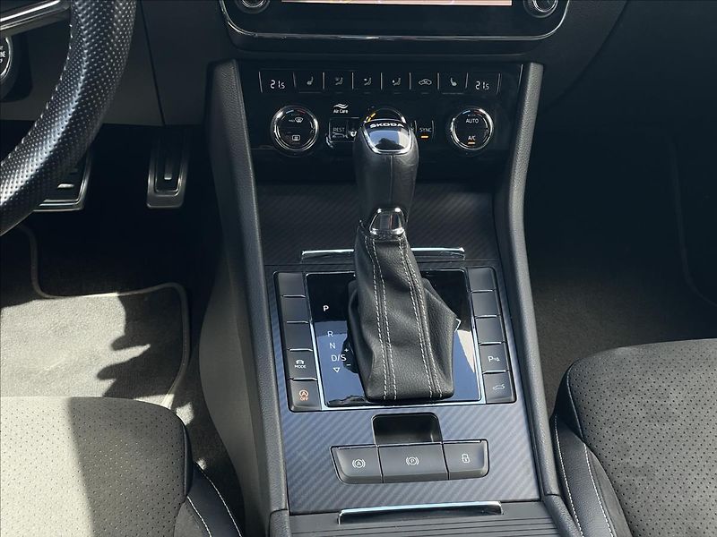 Škoda Superb 2,0 TDI DSG Sportline ACC+LED - fotka 13 z 24