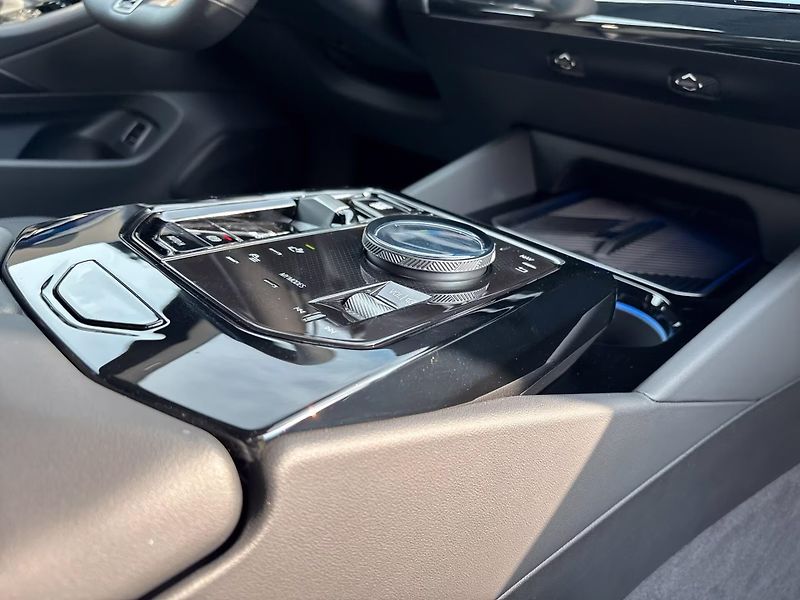 BMW Řada 5 530e xDrive M-Sport Pro Pano H - fotka 12 z 17