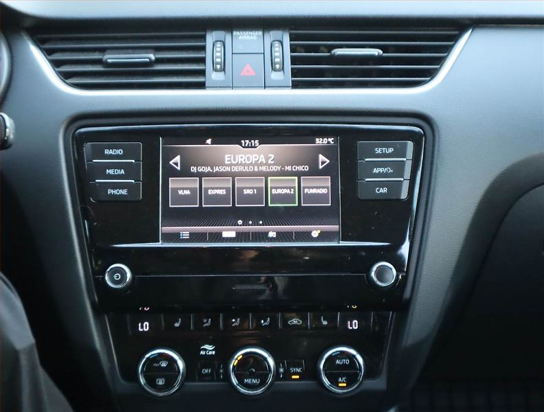 Škoda Octavia (2019) 1.6 TDI, Tempomat - fotka 11 z 16