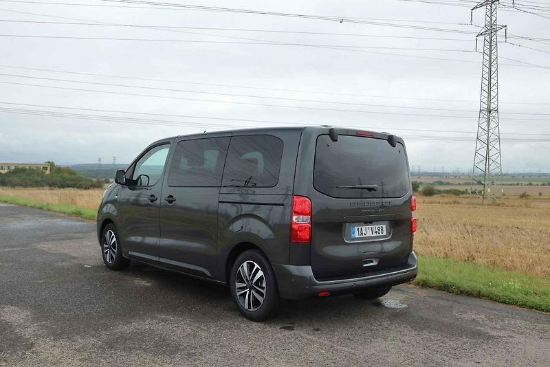 V konfiguraci 2+3+3 uveze Traveller v pohodlí osm lidí.