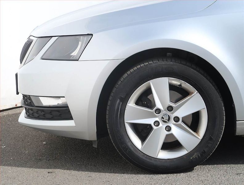 Škoda Octavia (2018) Ambition Plus 1.0 TSI - fotka 14 z 18