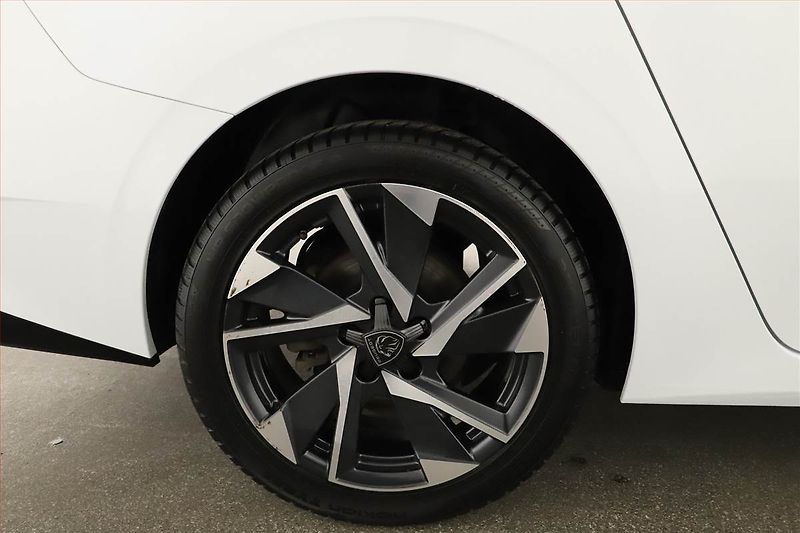 Peugeot 308 (2024) Allure 1.2 PureTech - fotka 12 z 18