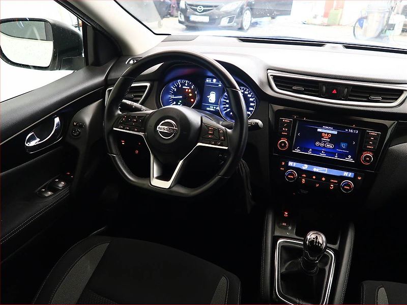 Nissan Qashqai (2021) 1.3 DIG-T, Tempomat - fotka 7 z 15