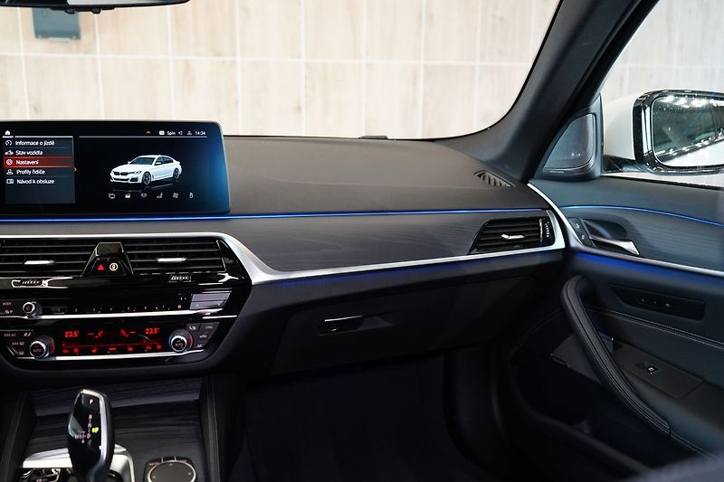BMW Řada 5 M550i xDrive, Nezávislé, Laser - fotka 50 z 50