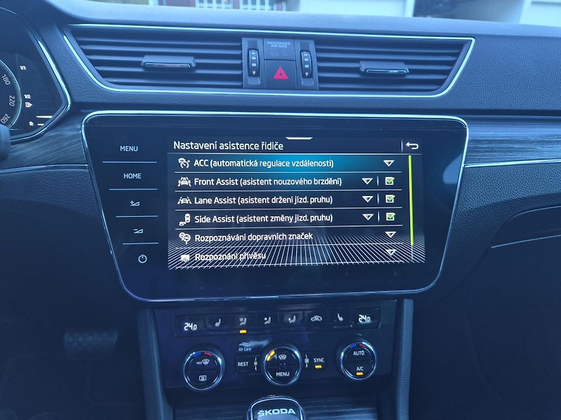 Škoda Superb Combi 2,0TDi DSG 110kw 17ALU - fotka 26 z 48