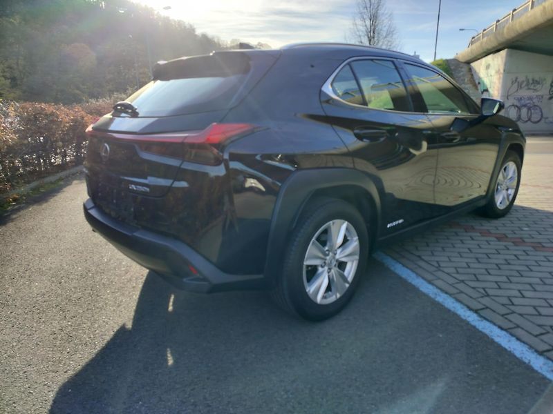 Lexus UX 250h kožené a vyhřívané sedačky - fotka 7 z 21