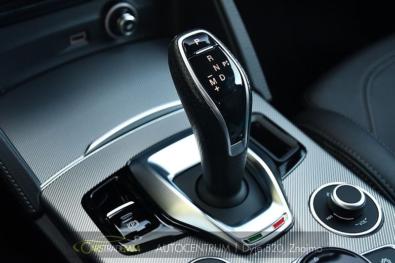 Alfa Romeo Stelvio 2.2D 16V 154kW Veloce AT8-Q4 - fotka 34 z 52
