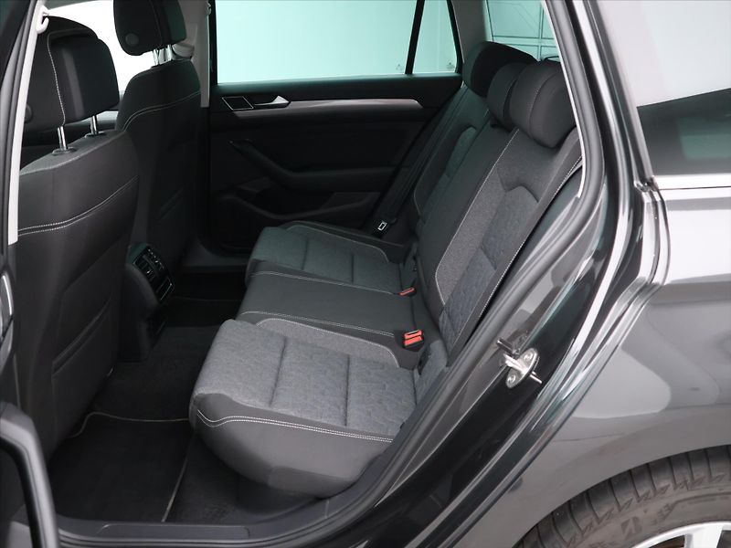 Volkswagen Passat 2,0 TDI 110kW DSG Business DPH - fotka 13 z 25