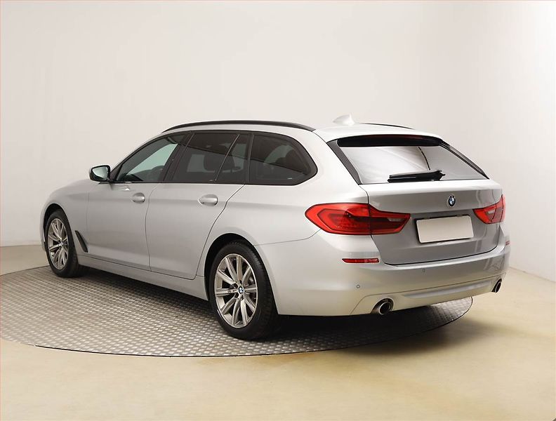 BMW Řada 5 (2018) Luxury Line 520d xDrive, 4X4 - fotka 4 z 25