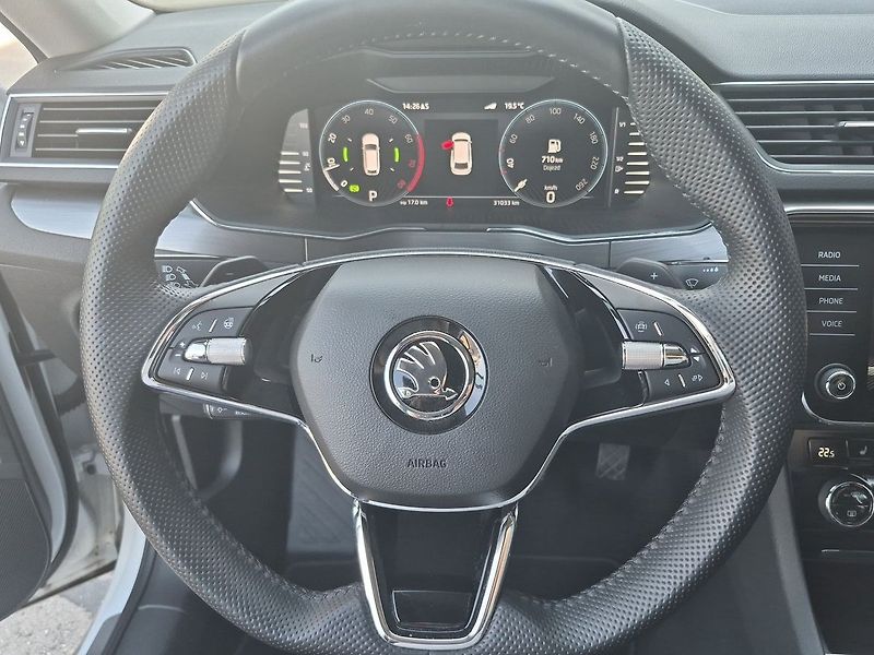 Škoda Superb Combi 2.0 TSI DSG Style+ 140 k - fotka 13 z 25