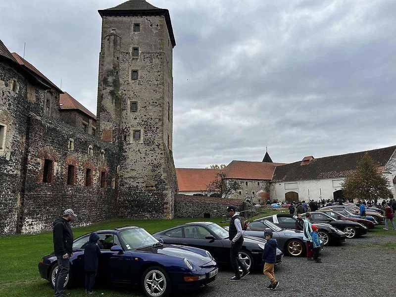 Sraz vozů Porsche ve Švihově na hradě.
