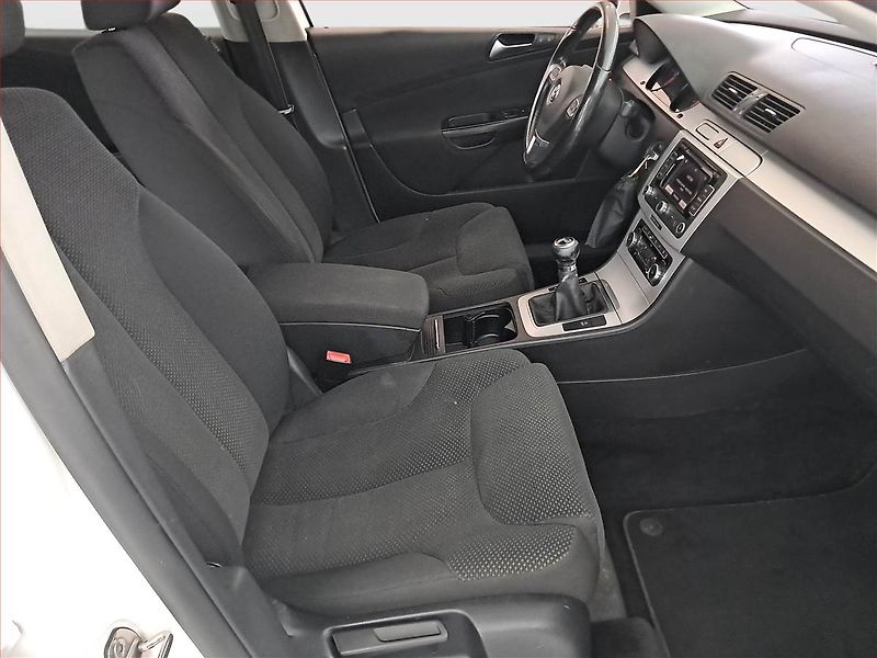 Volkswagen Passat (2010) 1.6 TDI, Serv.kniha, nová STK - fotka 9 z 18