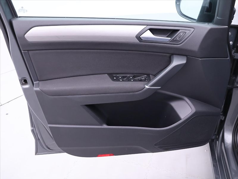Volkswagen Touran 2,0 TDI 110kW DSG LED 1.Maj. - fotka 9 z 35